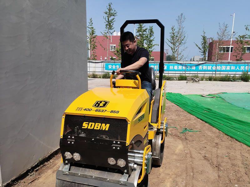 座駕振動(dòng)壓路機(jī)在惡劣環(huán)境下如何工作？